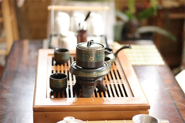 紅枝山茱萸の剪定：大きくなりすぎた低木を2つの方法で救う